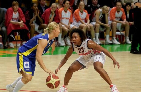 Connecticut Sun Maintains a 1-0 Lead Over the Chicago Sky